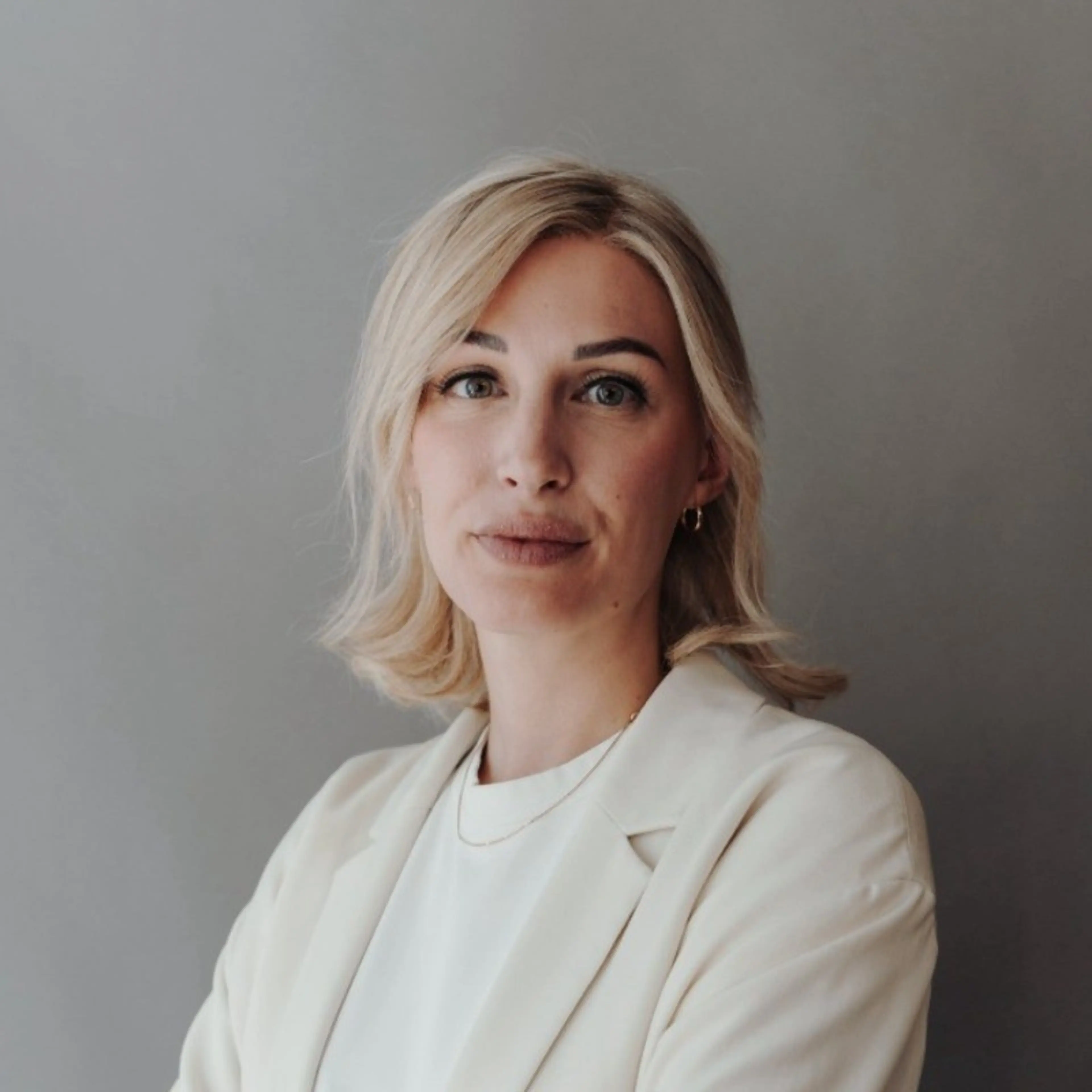 Woman wearing a white suite