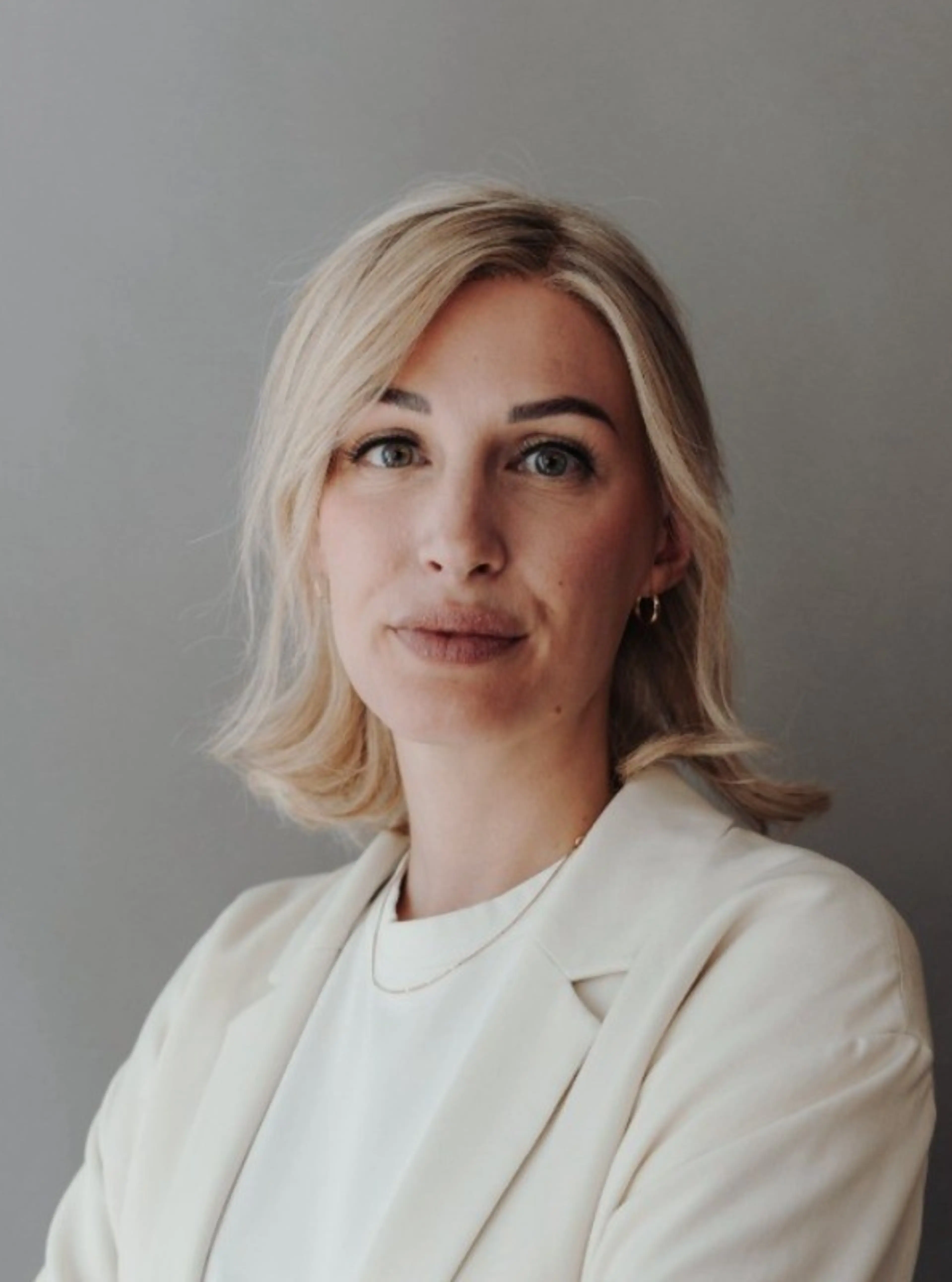Woman wearing a white suite