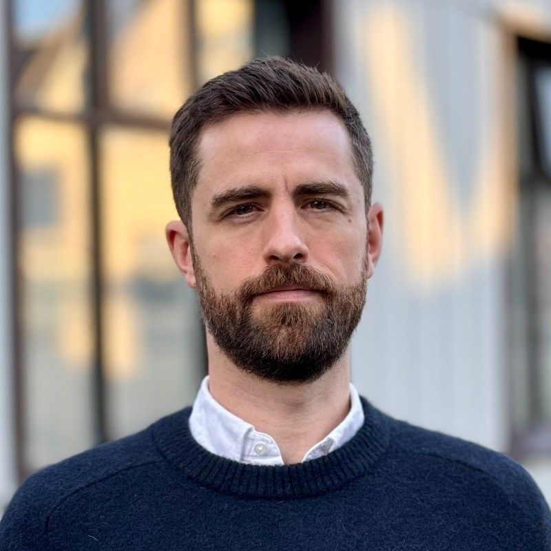 Man in blue blouse
