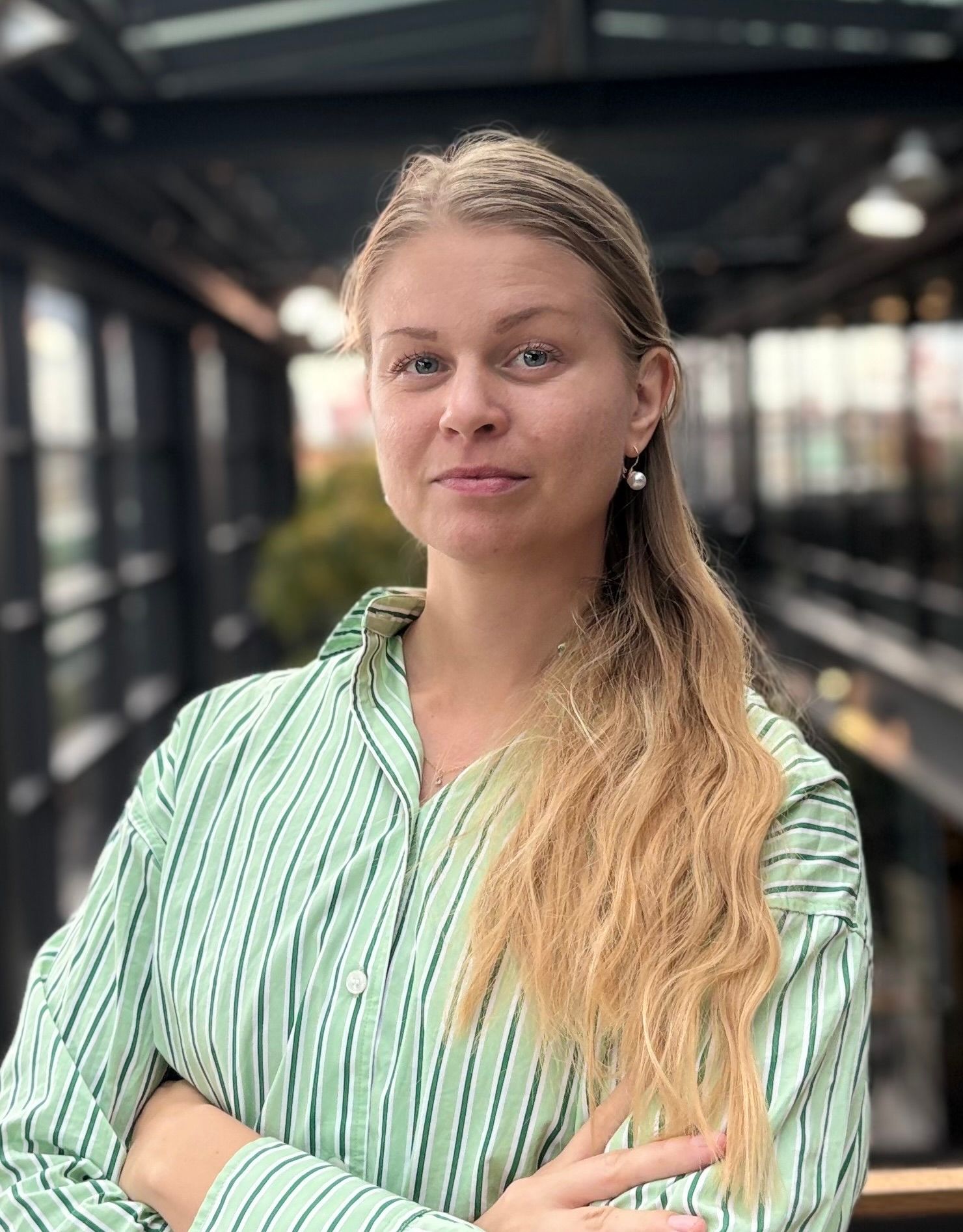 Smiling woman wearing a shirt with stripes