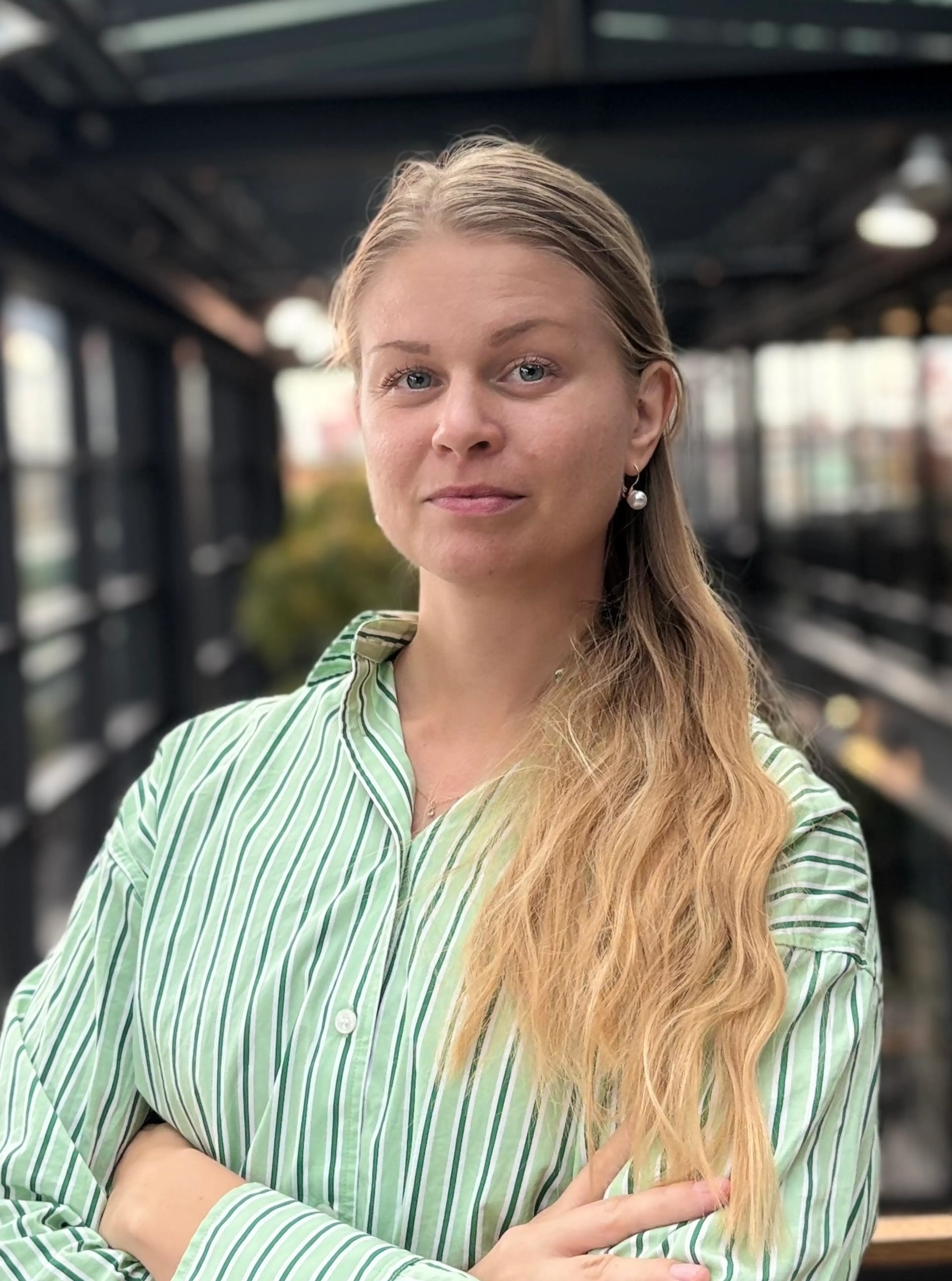 Smiling woman wearing a shirt with stripes