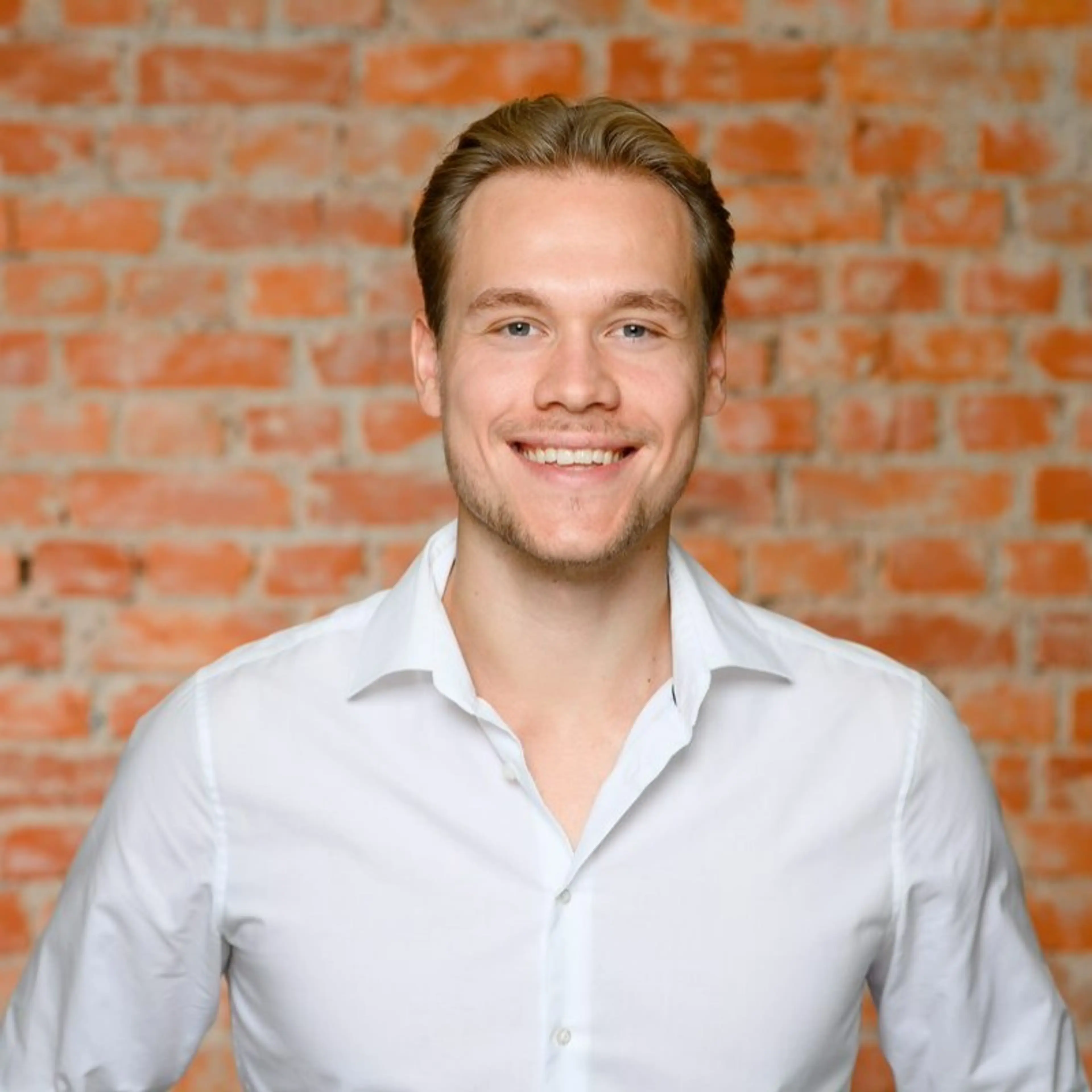 Smiling man wearing a white shirt