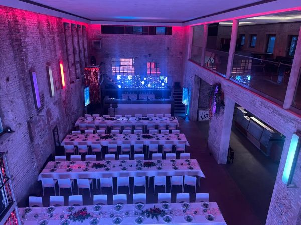 Gedeckte Tischreihen in der Heizhalle