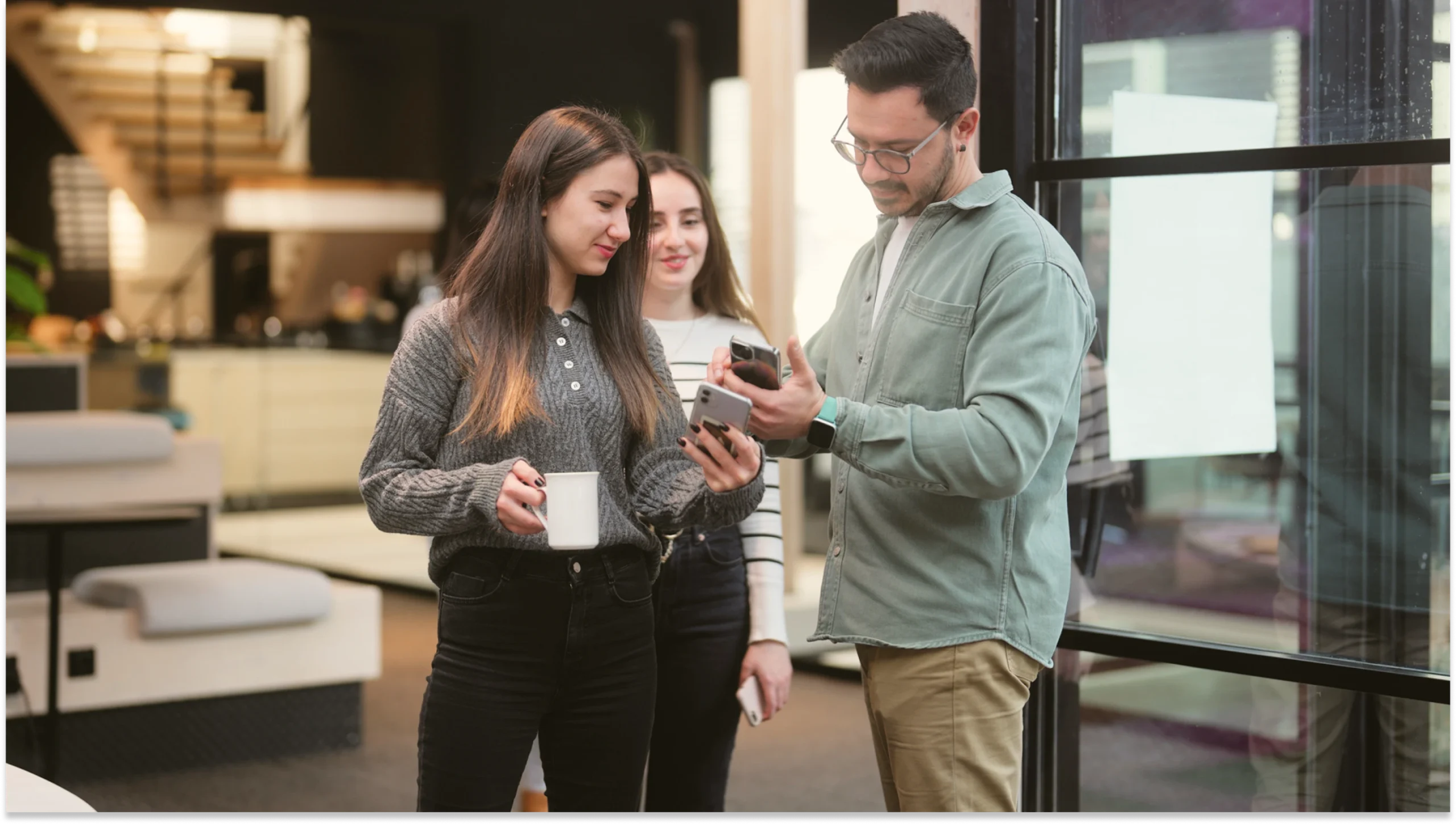 10 Smart Ways to Network Without Business Cards (In-Person & Online)