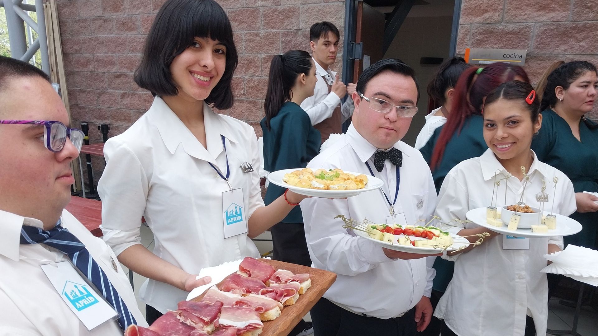 Alumnos de APRID participaron como mozos del Almuerzo de las Fuerzas Vivas 2025