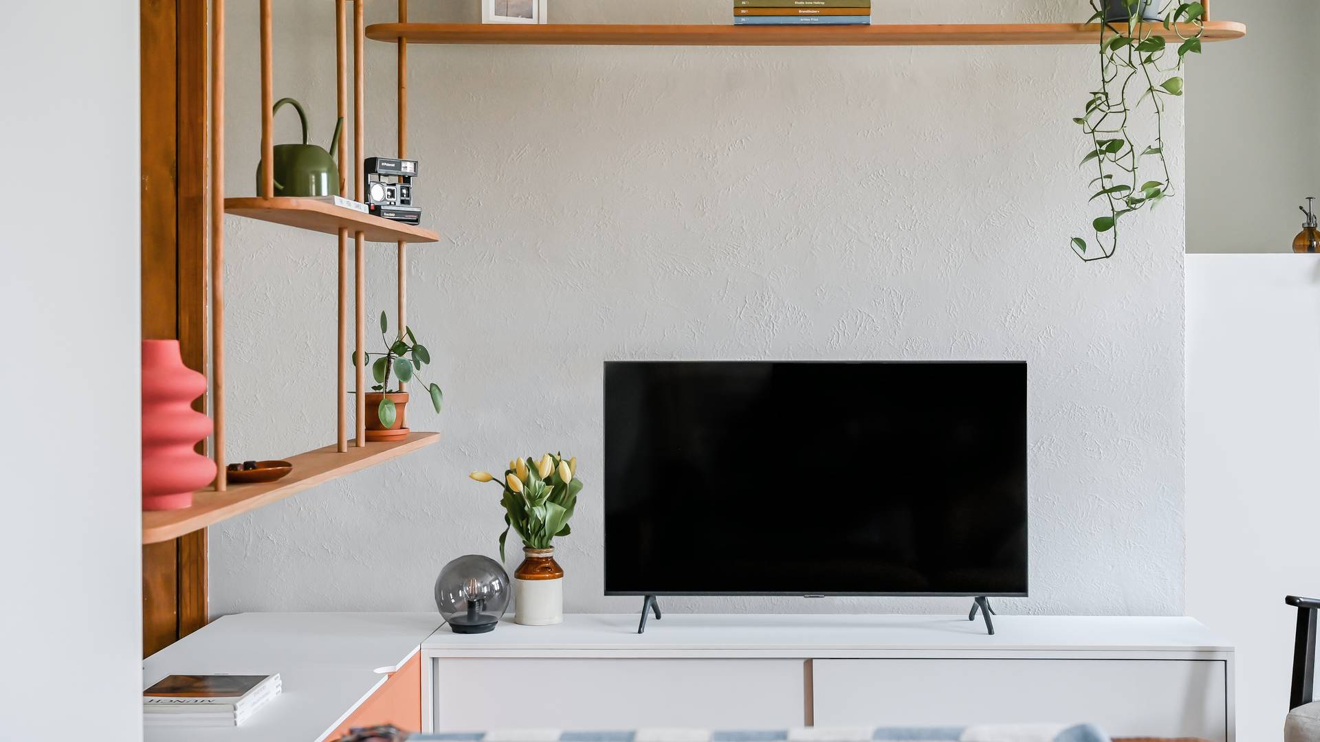 design intérieur, mobilier de salon sur-mesure blanc, bois et orange, Villeray