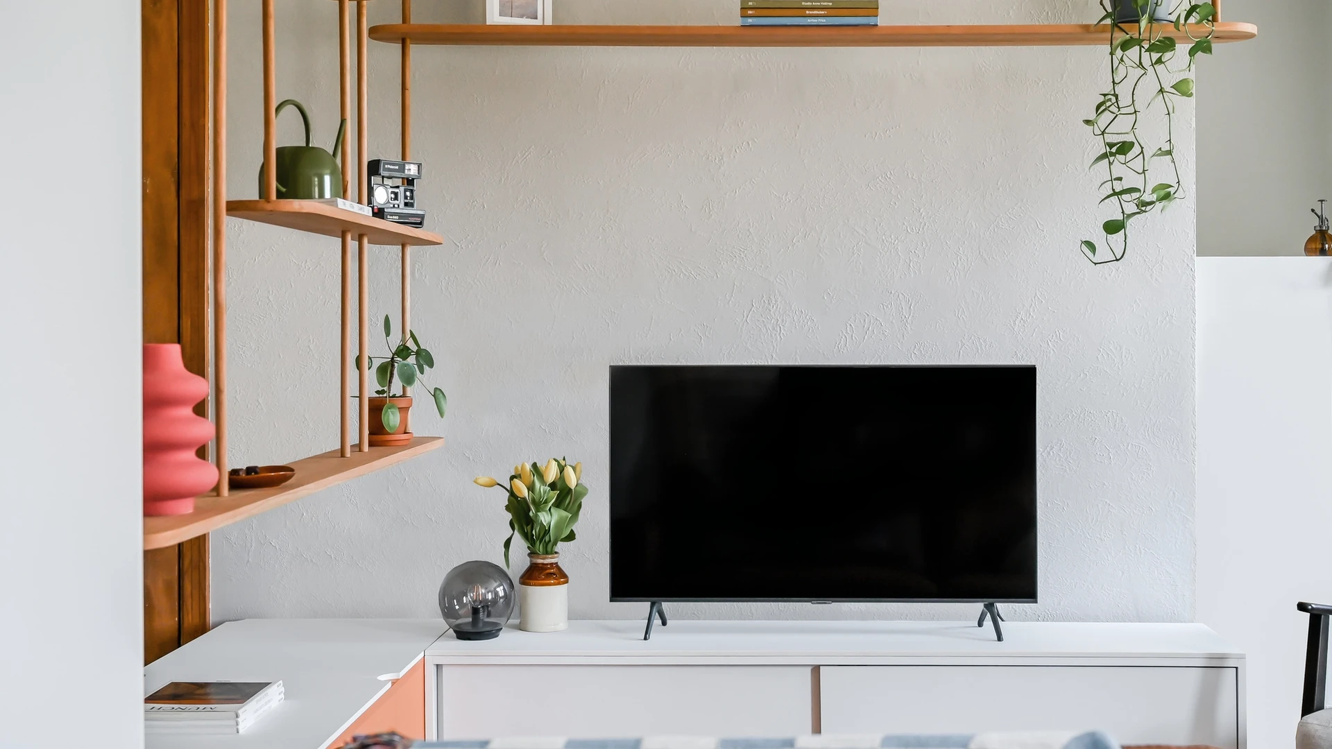 Design intérieur, mobilier de salon sur-mesure blanc, bois et orange, Villeray