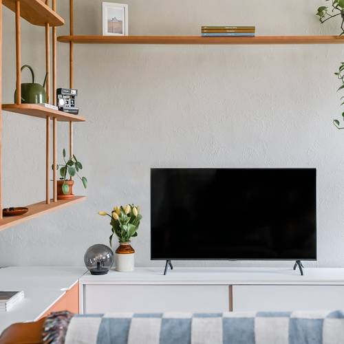 design intérieur, mobilier de salon sur-mesure blanc, bois et orange, Villeray