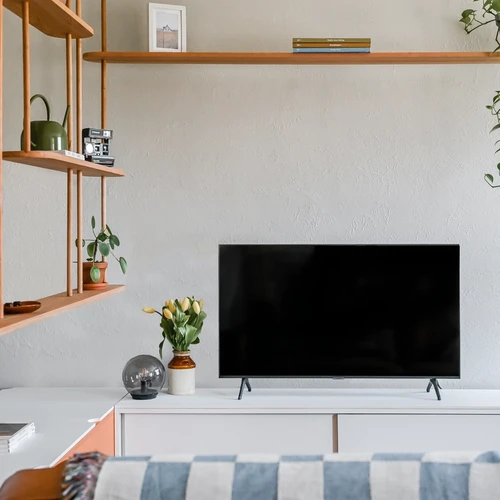 Design intérieur, mobilier de salon sur-mesure blanc, bois et orange, Villeray