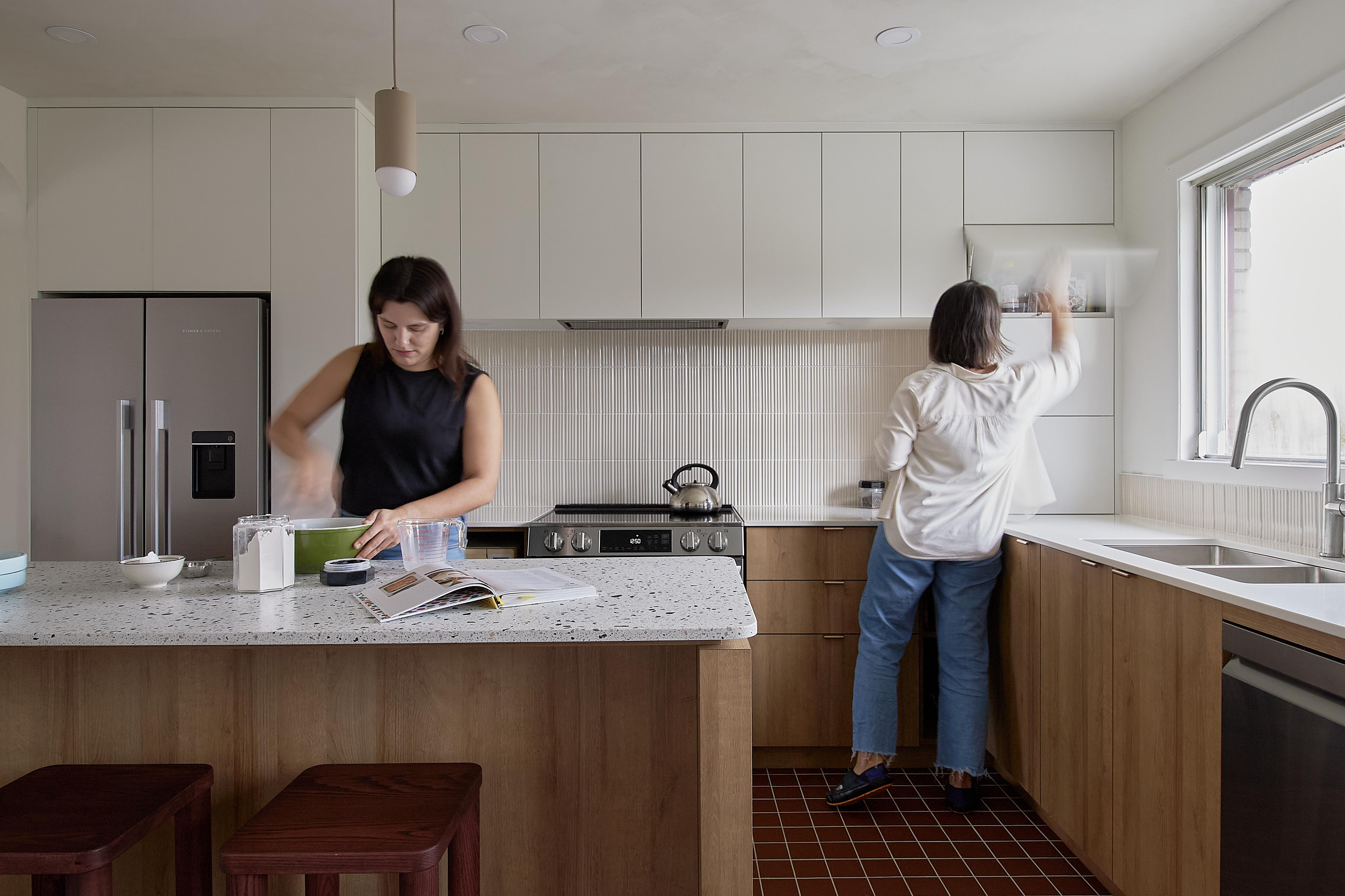 Cuisine inspirée du style mid century moderne blanche et bois avec comptoir de terrazzo et détails en acier