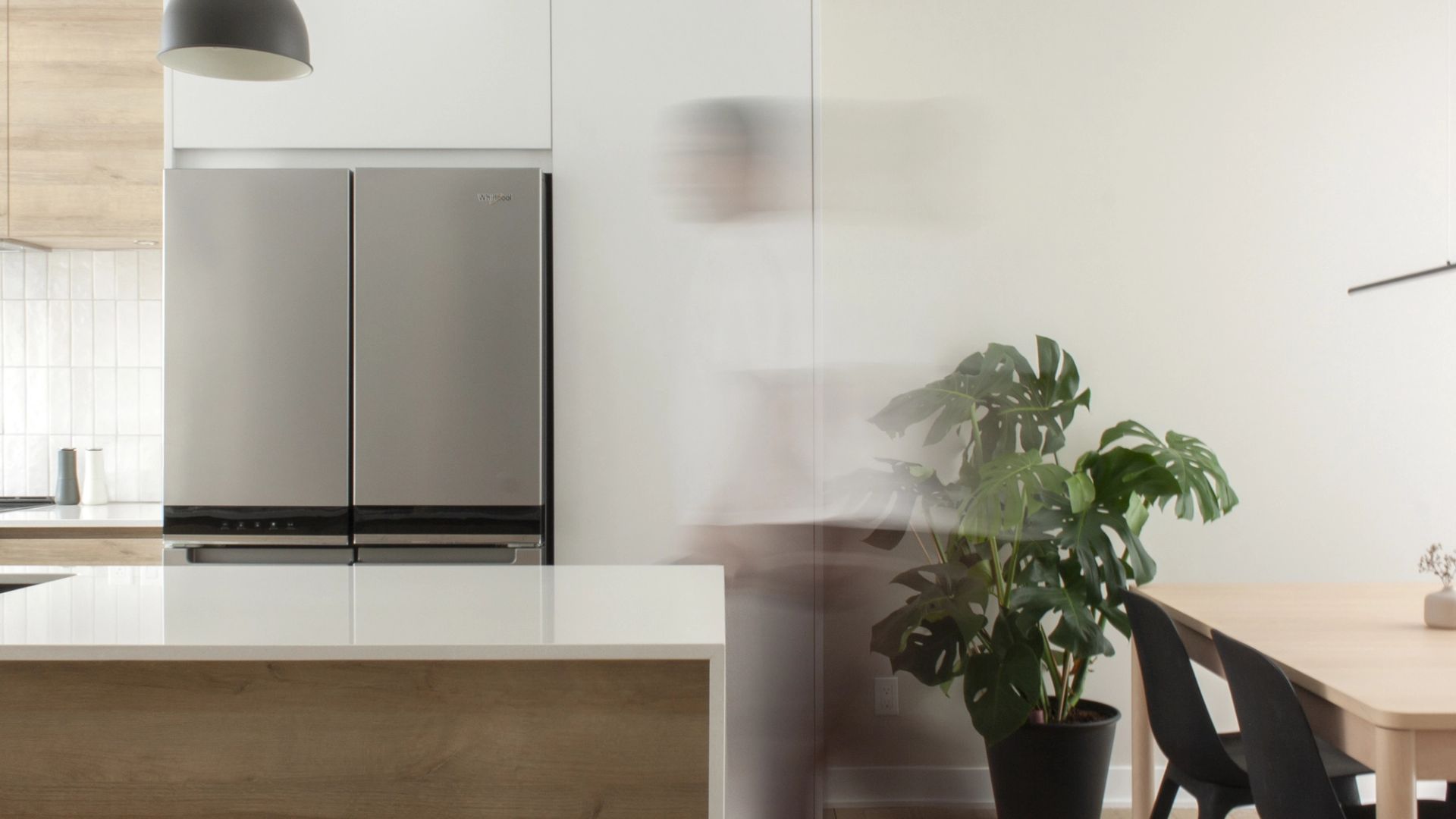 Cuisine moderne blanche et bois à aire ouverte et luminaire en acier