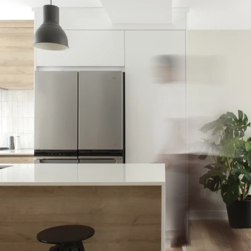 Cuisine moderne blanche et bois à aire ouverte et luminaire en acier