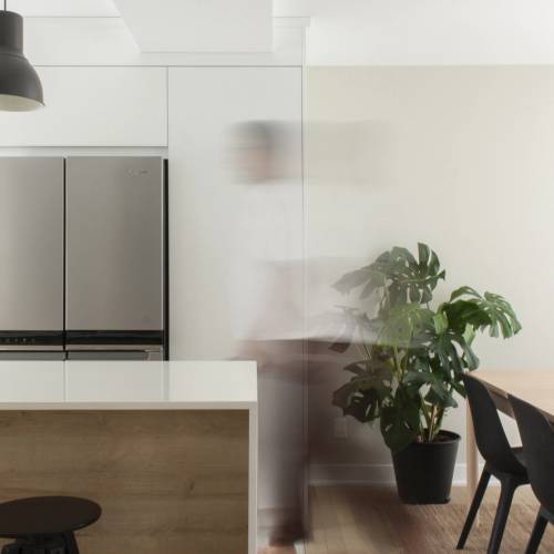 Cuisine moderne blanche et bois à aire ouverte et luminaire en acier