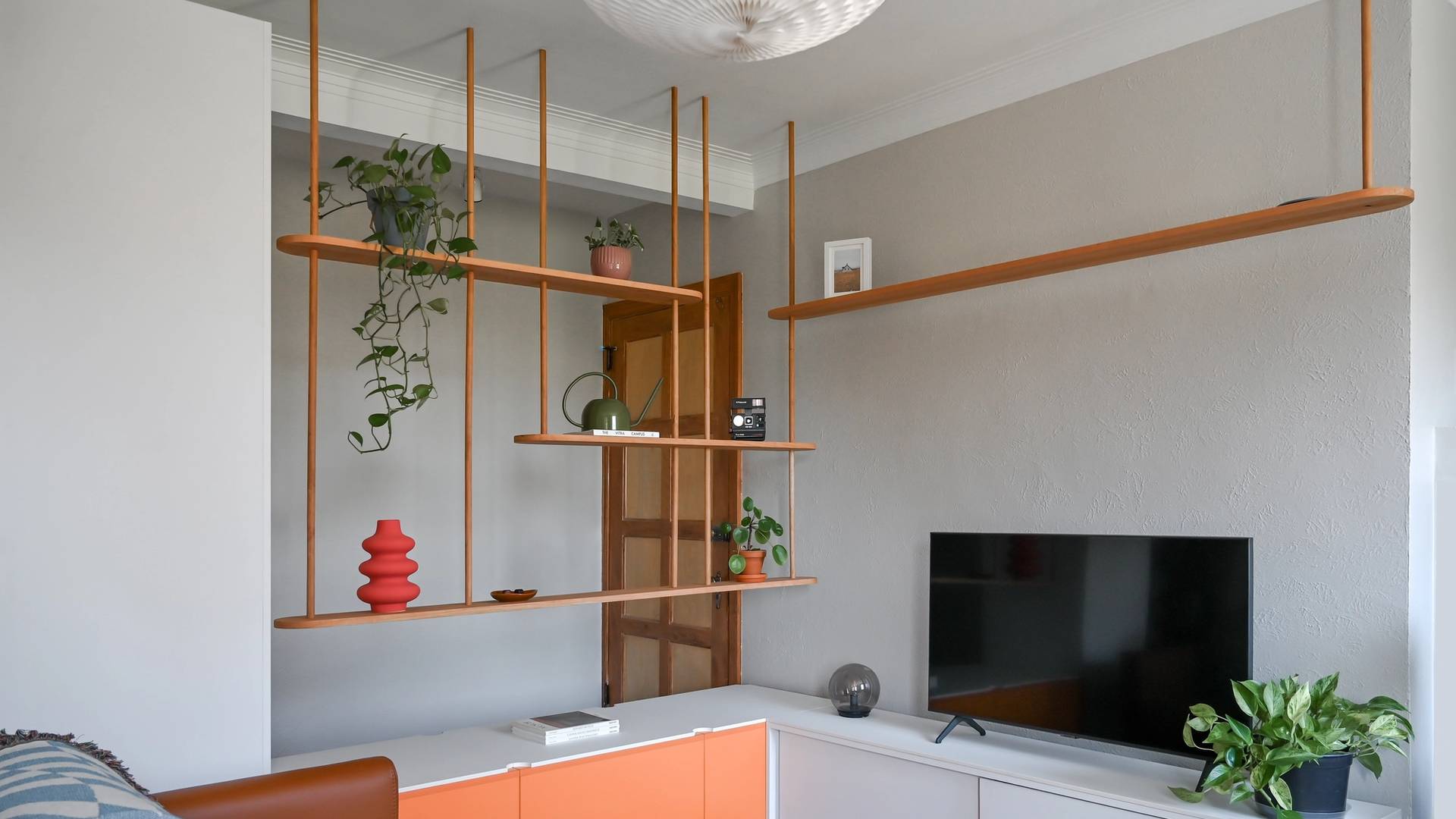 design intérieur, mobilier de salon sur-mesure blanc, bois et orange, Villeray