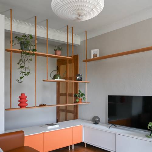 design intérieur, mobilier de salon sur-mesure blanc, bois et orange, Villeray