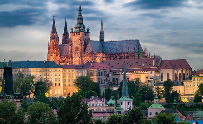 Le Château de Prague domine la ville