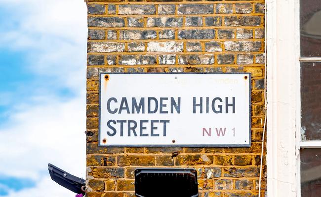 Rue piétonne et cyclable dans le centre de Londres