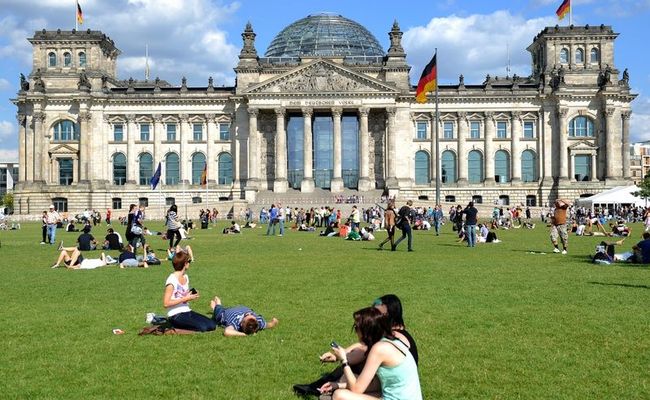 Le Parlement allemand et son immense pelouse