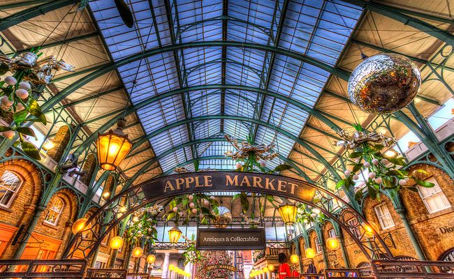 Le hall qui accueille the Apple Market