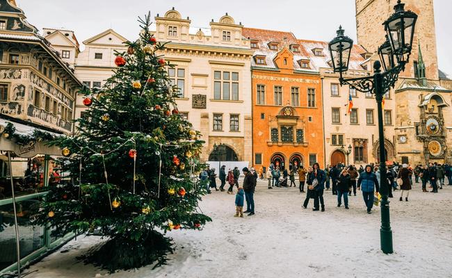 Place centrale de Prague sous la neige