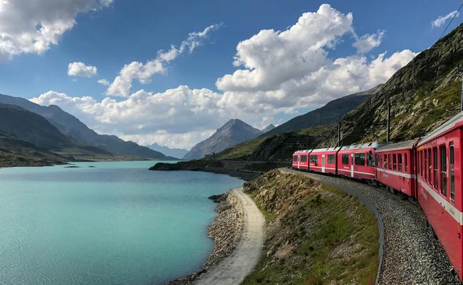Le train de la compagnie suisse SNCB longeant un lac