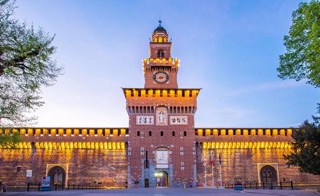 Entrée principale du Château Sforza à la tombée de la nuit