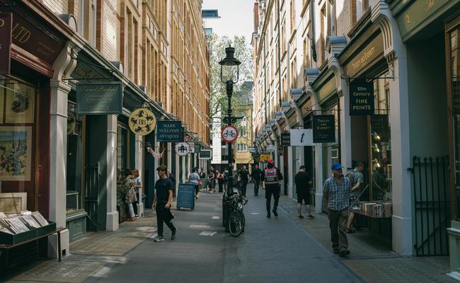 Rue piétonne et cyclable dans le centre de Londres
