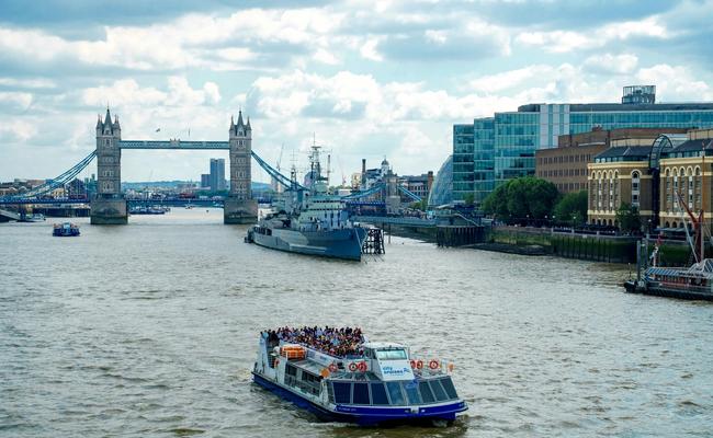 Tamise avec ses bateaux et le Tower Bridge