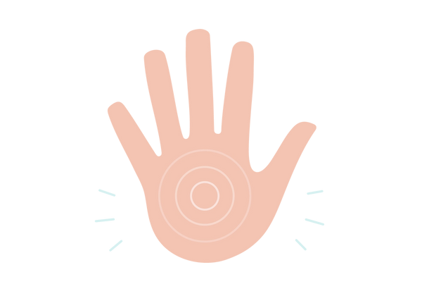 Mão com círculos concêntricos brancos na palma.