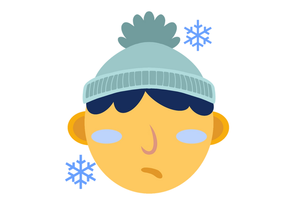 Ein stirnrunzelnder Junge mit roter Nase und blauen Wangen. Er trägt eine grüne Wintermütze und auf beiden Seiten seines Kopfes befinden sich zwei blaue Schneeflocken.