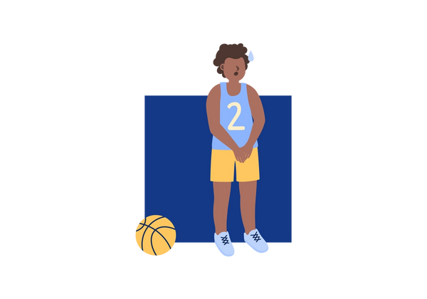Uma pessoa vestindo um uniforme de basquete em pé com as mãos cruzadas sobre a virilha. Uma bola de basquete está à esquerda e um quadrado azul escuro está atrás de ambos.