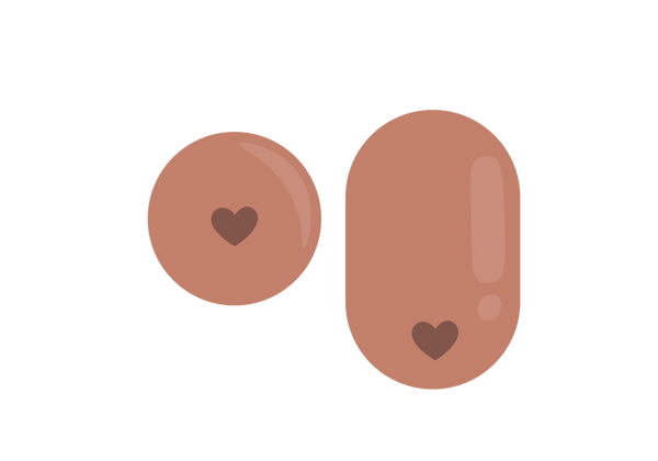 Dois seios castanhos com mamilos castanhos mais escuros em forma de coração. O esquerdo é um círculo, o direito é um oval mais longo.