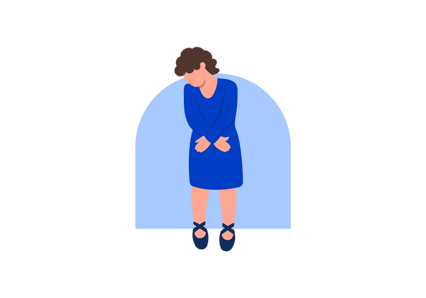 Eine Frau in einem blauen Kleid hält ihre Hüften und schaut nach unten. Hinter ihr befindet sich ein hellblauer Bogen.