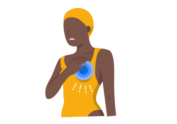 Eine stirnrunzelnde Frau trägt einen gelben Badeanzug und eine gelbe Badekappe. Die Frau hält ihre rechte Hand über ihr Herz und blaue konzentrische Kreise strahlen unter ihrer Hand hervor. Vier weiße Linien gehen vom Herzen aus.