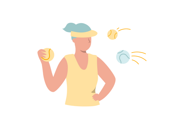 Femme portant une chemise et une visière jaunes et tenant une balle de tennis avec deux balles de tennis volant dans sa direction.