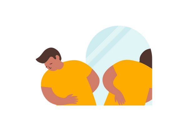 Eine Person neben einem Spiegel leidet unter Rückenschmerzen.