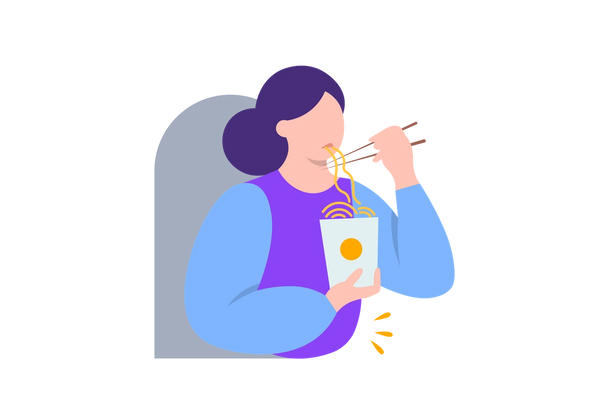 Eine Frau isst Tassennudeln