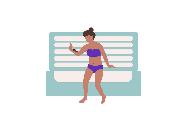 Una ilustración de una mujer que usa un bikini morado mirando un parche marrón de bultos en su piel de tono medio melocotón. Su cabello castaño oscuro está atado en un moño y está a mitad de camino. El fondo es un área de color verde claro y rosa de un vestuario.