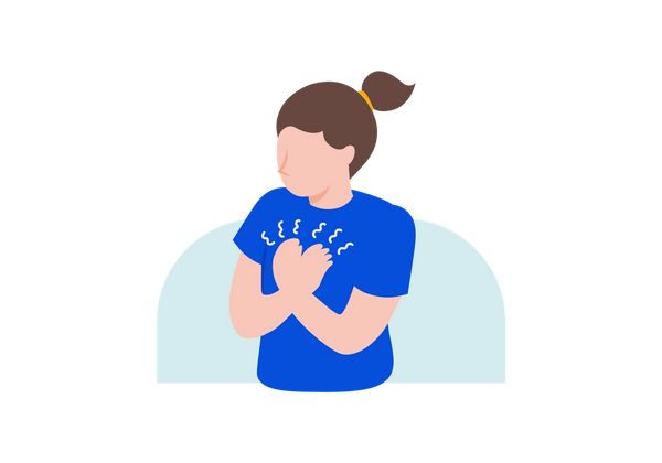 Uma mulher de camisa azul agarrando o peito, sentindo dor.