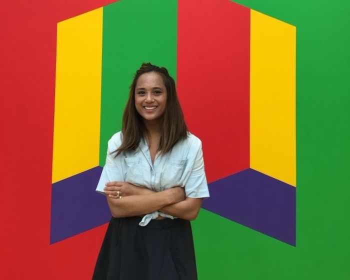 Jeanelle in front of a colourful mural in Barcelona
