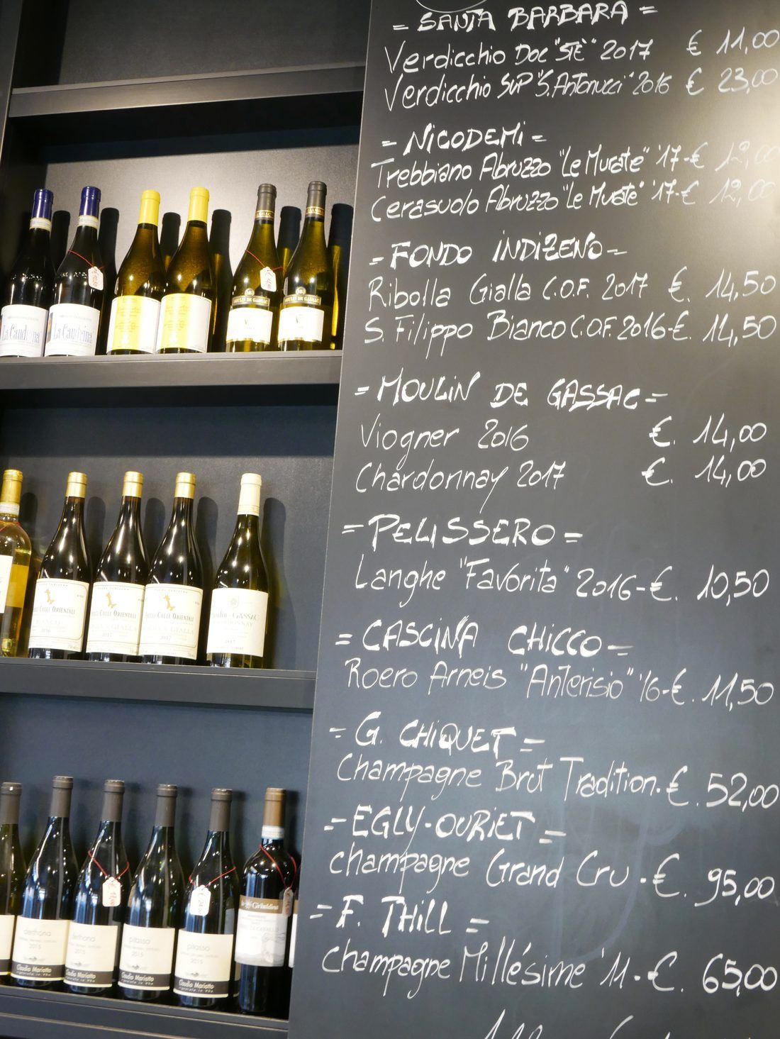 La parete dei vini del Pantaleo con la lavagna della carta