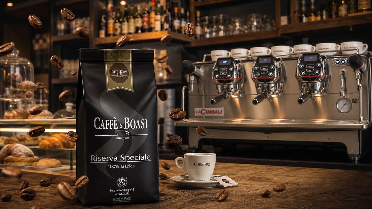 Il caffè Boasi con i chicchi in volo davanti alla La Cimbali M200 GT1