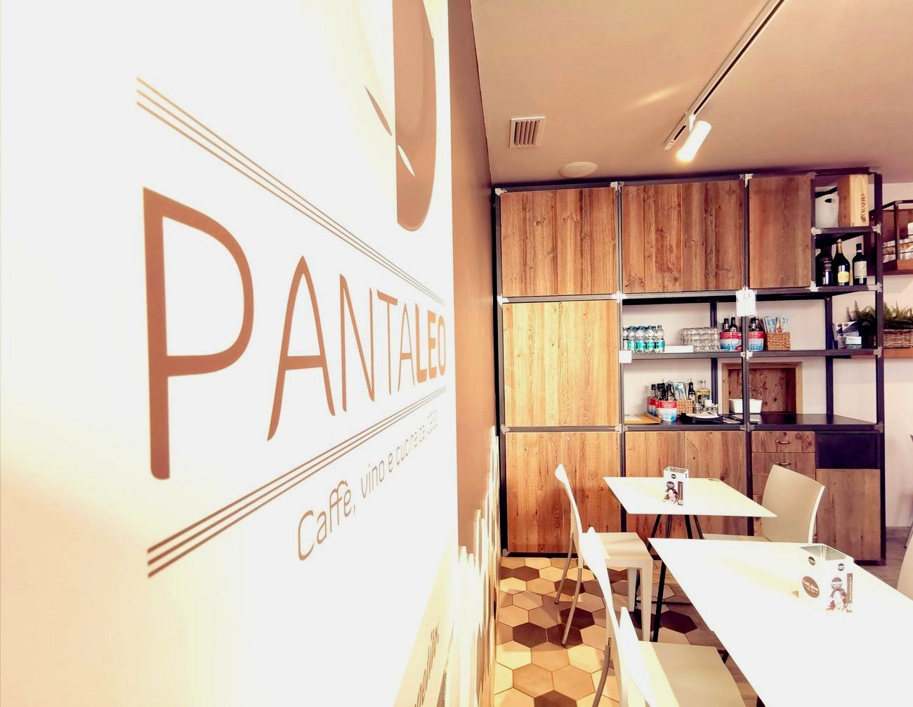 La sala del Pantaleo con la scritta a muro e gli arredi su misura