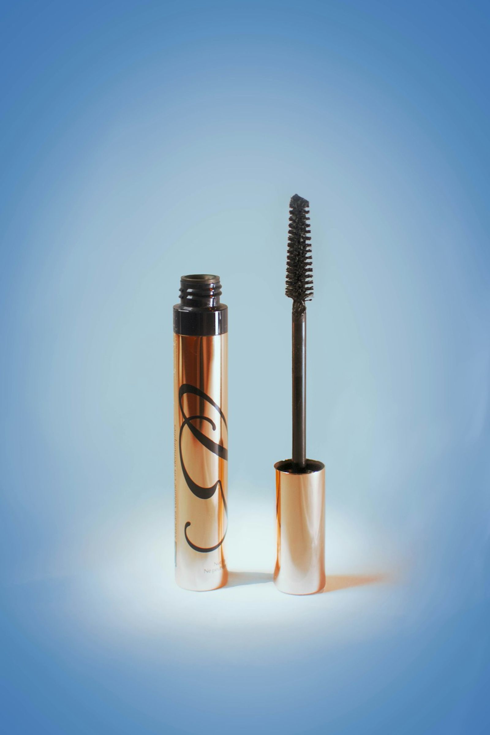 Lash lifting spoolie applicator used for separating and lifting natural lashes