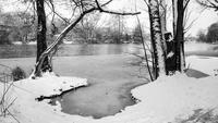 Winterimpressionen im Schnee am Fluss. Schwarzweiß-Bild auf Kodak Tri-X 400 Film aufgenommen.