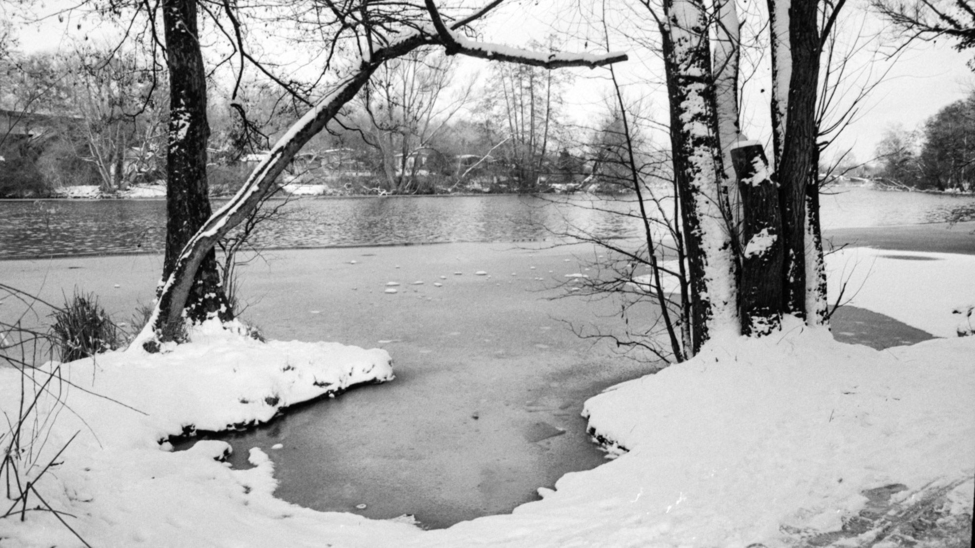 Winterimpressionen im Schnee am Fluss. Schwarzweiß-Bild auf Kodak Tri-X 400 Film aufgenommen.