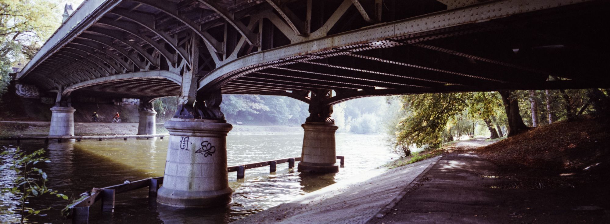Die Brücker über den Fluss.