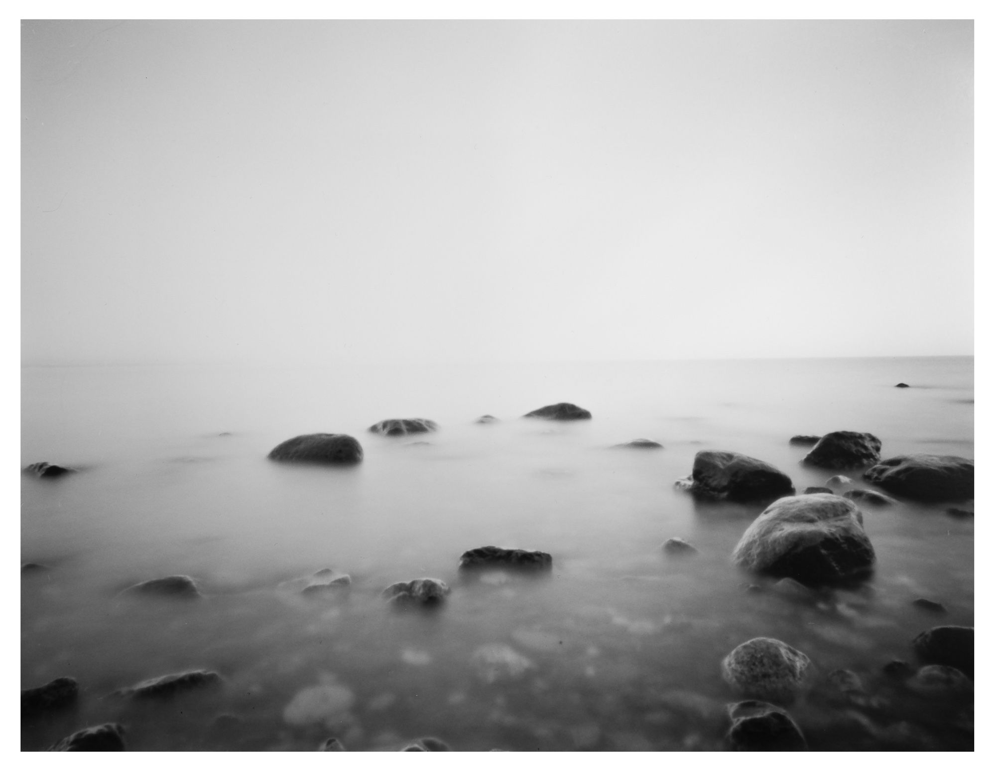 Water & Stones in schwarzweiß.