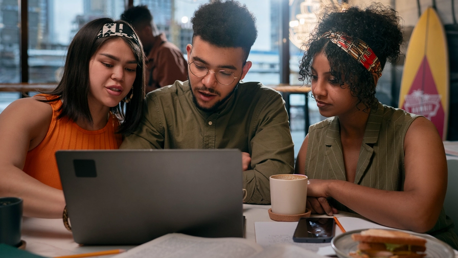 A revolução do "Human-Centric Marketing": por que as pessoas querem comprar de pessoas, não de robôs