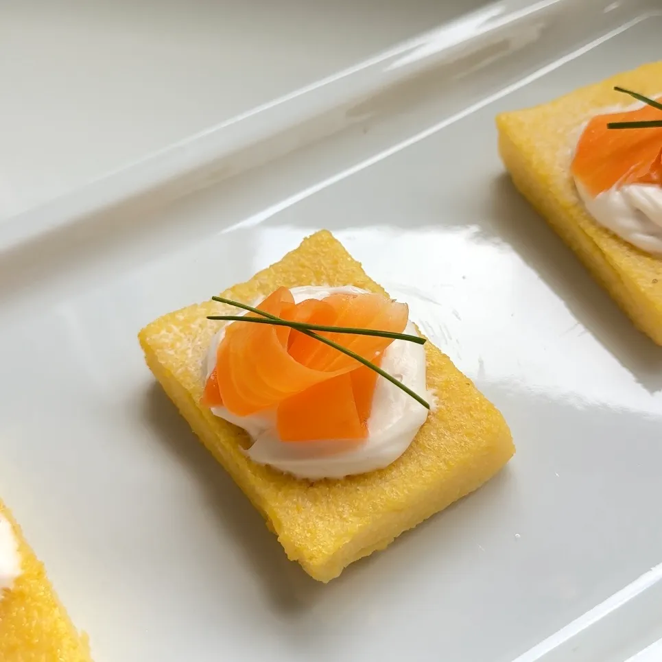 Crostini di Polenta con Carote Marinate ed Erba Cipollina 